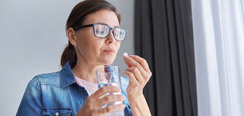 kobieta zażywająca tabletkę