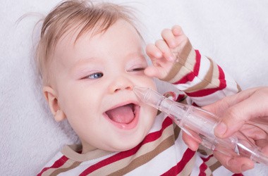 Uśmiechnięty niemowlak po inhalacji nosa