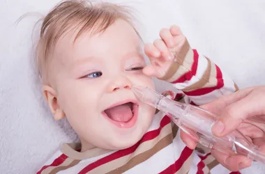 Uśmiechnięty niemowlak po inhalacji nosa