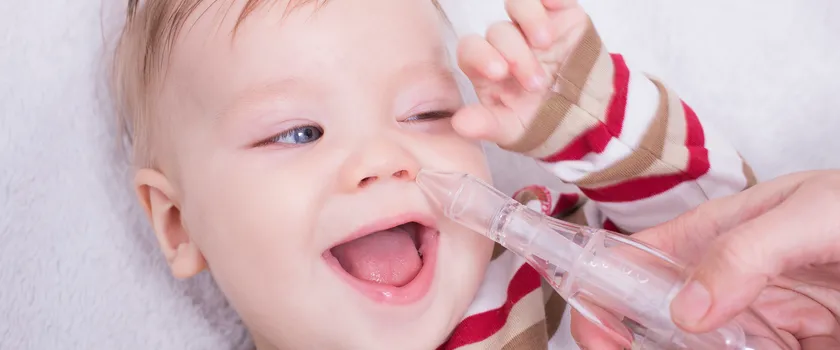 Uśmiechnięty niemowlak po inhalacji nosa