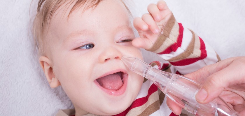 Uśmiechnięty niemowlak po inhalacji nosa