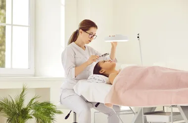 kobieta u lekarza dermatologa