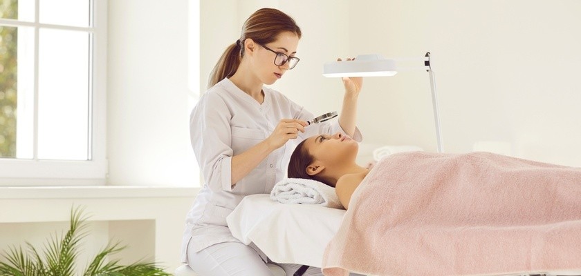 kobieta u lekarza dermatologa