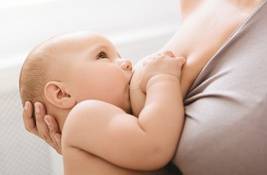 Kobieta karmiąca dziecko piersią