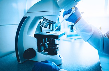 Próbka do mikroskopu do diagnozy w ramach cytologii.