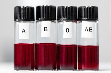 Cztery próbówki z krwią oznaczonymi różnymi grupami krwi.