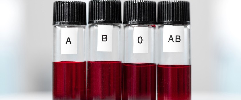 Cztery próbówki z krwią oznaczonymi różnymi grupami krwi.
