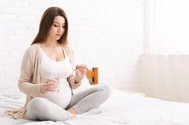 Kobieta w ciąży przyjmuje kwas foliowy