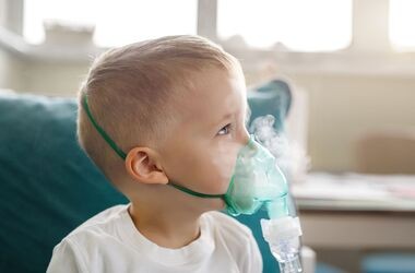 Chłopiec robiący inahalację. Inhalacje dla dziecka, jak zrobić inhalację, nebulizację.
