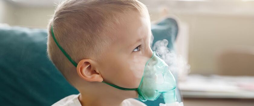 Chłopiec robiący inahalację. Inhalacje dla dziecka, jak zrobić inhalację, nebulizację.