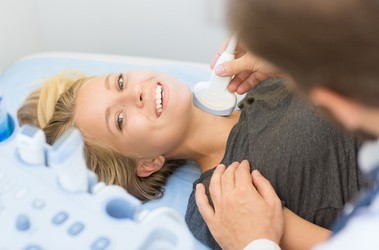 Kobieta podczas zabiegu biopsji tarczycy