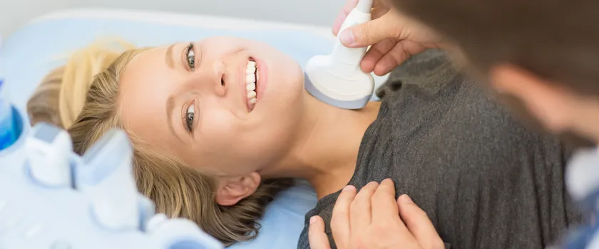 Kobieta podczas zabiegu biopsji tarczycy