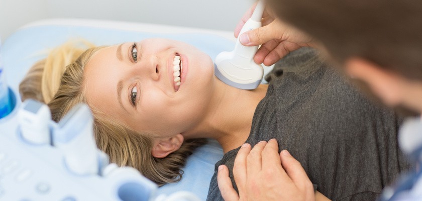 Kobieta podczas zabiegu biopsji tarczycy