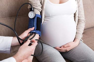 Lekarz mierzący ciśnienie krwi ciężarnej - niskie ciśnienie w ciąży