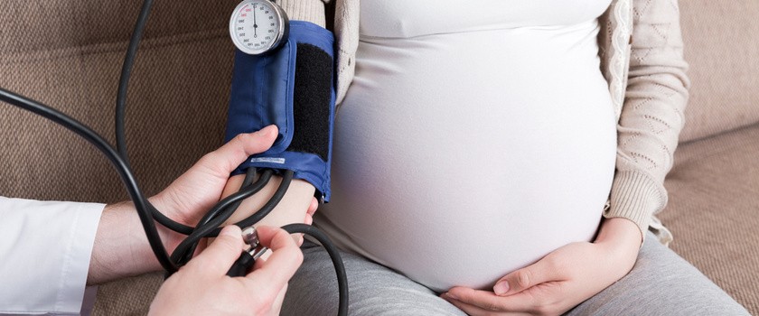 Lekarz mierzący ciśnienie krwi ciężarnej - niskie ciśnienie w ciąży