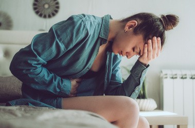 kobieta z bołem brzucha wywołanym menstruacją