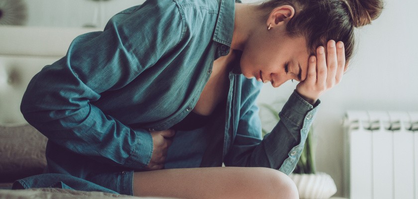 kobieta z bołem brzucha wywołanym menstruacją