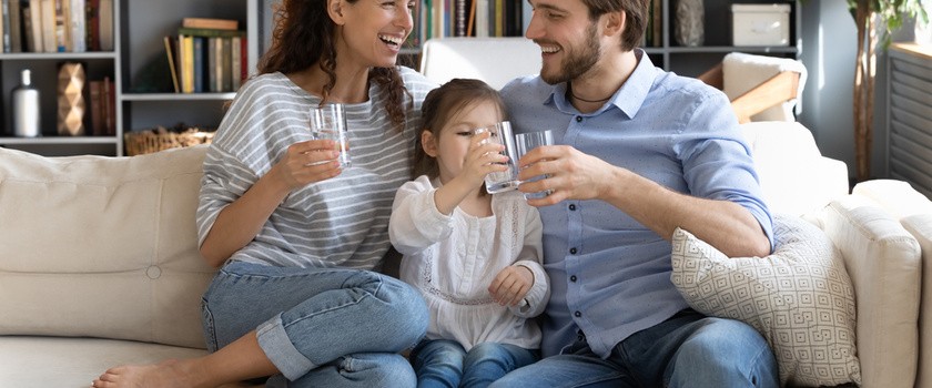 rodzina pijąca wodę