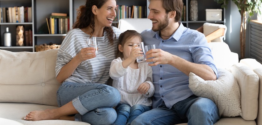 rodzina pijąca wodę