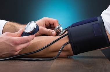 Lekarz mierzący ciśnienie krwi pacjenta - jak obniżyć ciśnienie krwi?