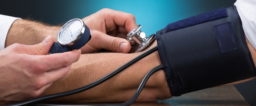 Lekarz mierzący ciśnienie krwi pacjenta - jak obniżyć ciśnienie krwi?