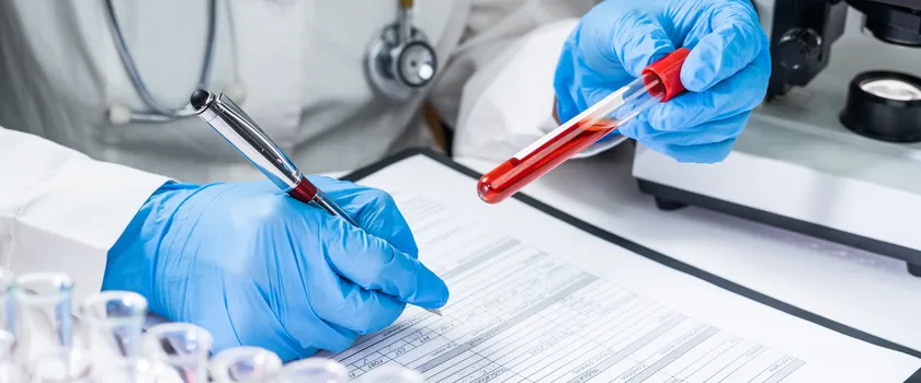 Diagnosta wypełniający formularz na podstawie danych na próbówce.