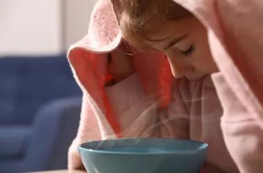 Dziewczynka wykonująca inhalację