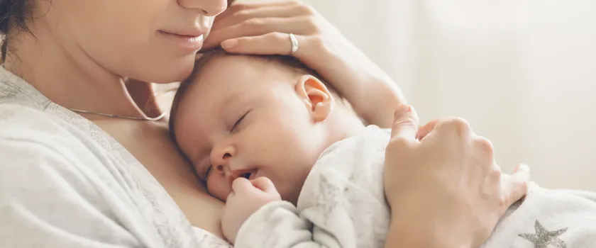 Kochająca mama opiekująca się noworodkiem w domu