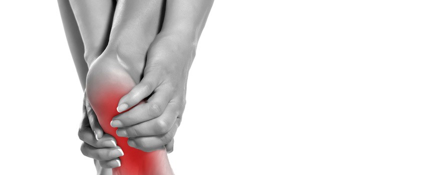 nogi kobiety z zaznaczonym na czerwono bólem podbicia stopy