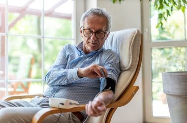 Mężczyzna mierzy ciśnienie krwi. Skoki ciśnienia.