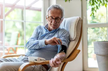 Mężczyzna mierzy ciśnienie krwi. Skoki ciśnienia.