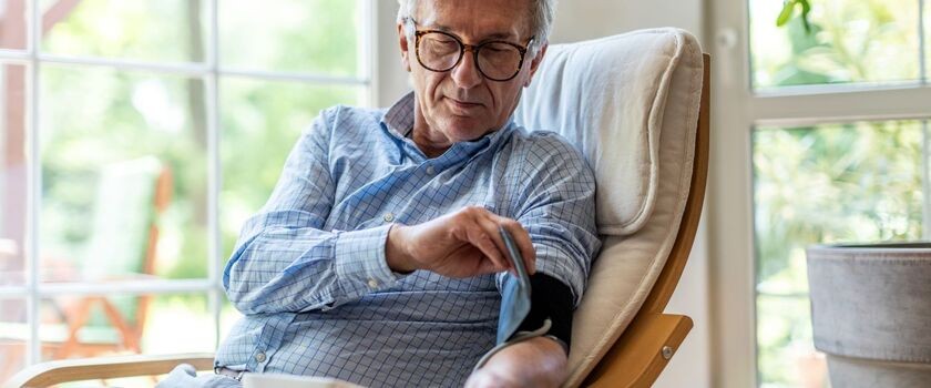 Mężczyzna mierzy ciśnienie krwi. Skoki ciśnienia.