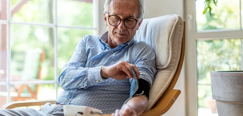 Mężczyzna mierzy ciśnienie krwi. Skoki ciśnienia.