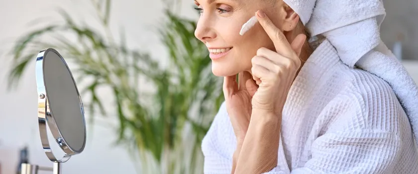 krem liftingujący po 40, pielęgnacja przeciwzmarszczkowa, składniki kremów liftingujących, kwas hialuronowy w kremach, retinol w kosmetykach