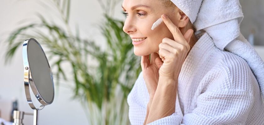 krem liftingujący po 40, pielęgnacja przeciwzmarszczkowa, składniki kremów liftingujących, kwas hialuronowy w kremach, retinol w kosmetykach