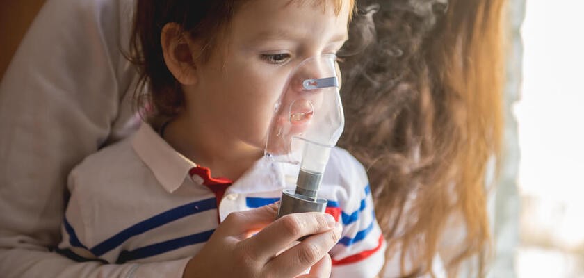 Dziecko inhalowane przy krztuścu