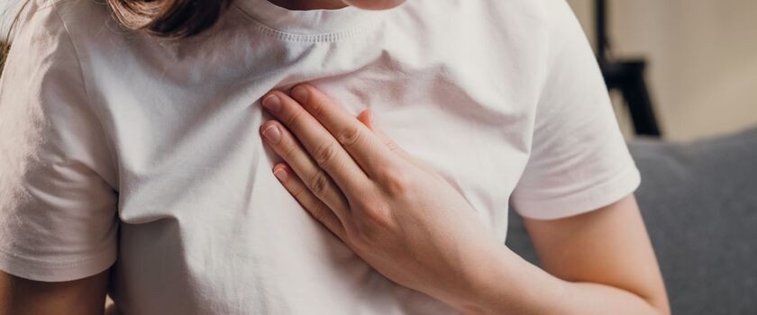 Kobieta cierpiąca z powodu refluksu i zgagi. Jakie zioła na zgagę?