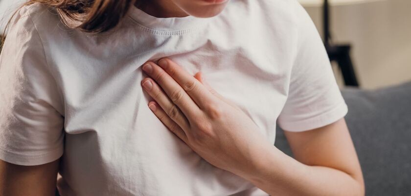 Kobieta cierpiąca z powodu refluksu i zgagi. Jakie zioła na zgagę?