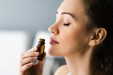 kobieta podczas aromaterapii
