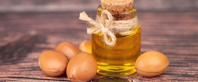 Olej arganowy i nasiona arganii.