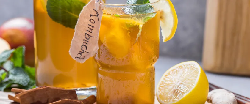 Zdrowa kombucha herbaciana z cytryną, cynamonem, imbirem i miętą