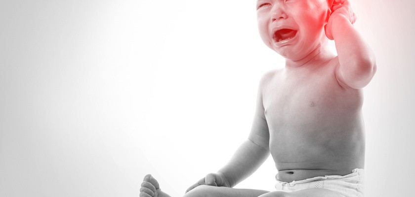 Płaczące dziecko, cierpiące z powodu bólu ucha