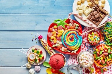 zdjećie przedstawiające dużą ilość słodyczy