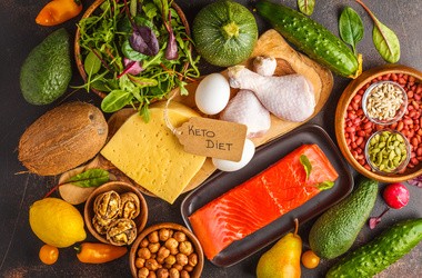 Warzywa, ryby, mięso, ser, orzechy na ciemnym tle. Składniki diety ketogenicznej.