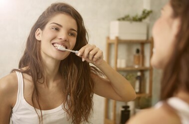 Jak odpowiednio myć i dbać o zęby?