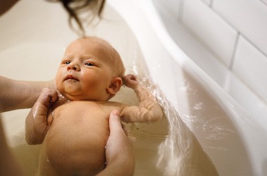 Pierwsza kąpiel dziecka.