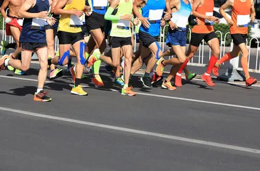 Biegacze na trasie maratonu