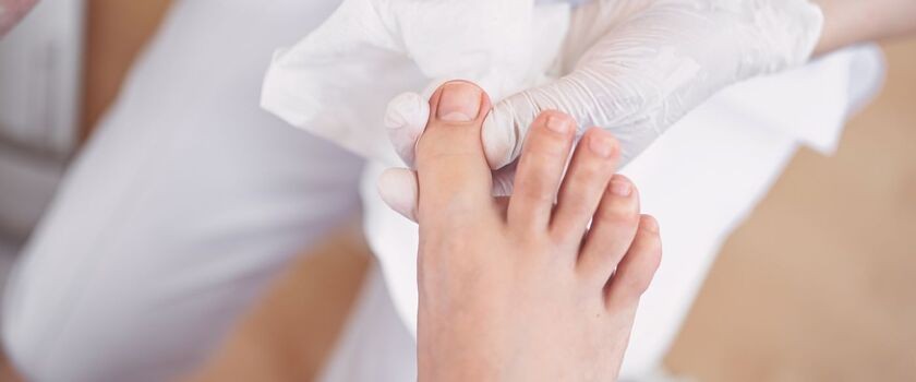 Na czym polega pedicure podologiczny, a na czym kosmetyczny?