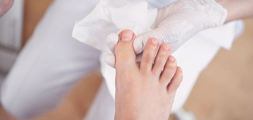 Na czym polega pedicure podologiczny, a na czym kosmetyczny?