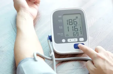 Mężczyzna używający ciśnieniomierza - jakie ciśnienie jest niebezpieczne?